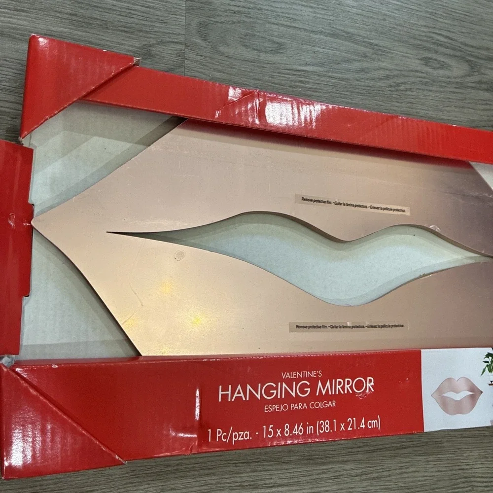 Valentines Lip Shaped Hanging Mirror Wall Decor | 15 x 8.47 in (38.1 x 21.4 cm)